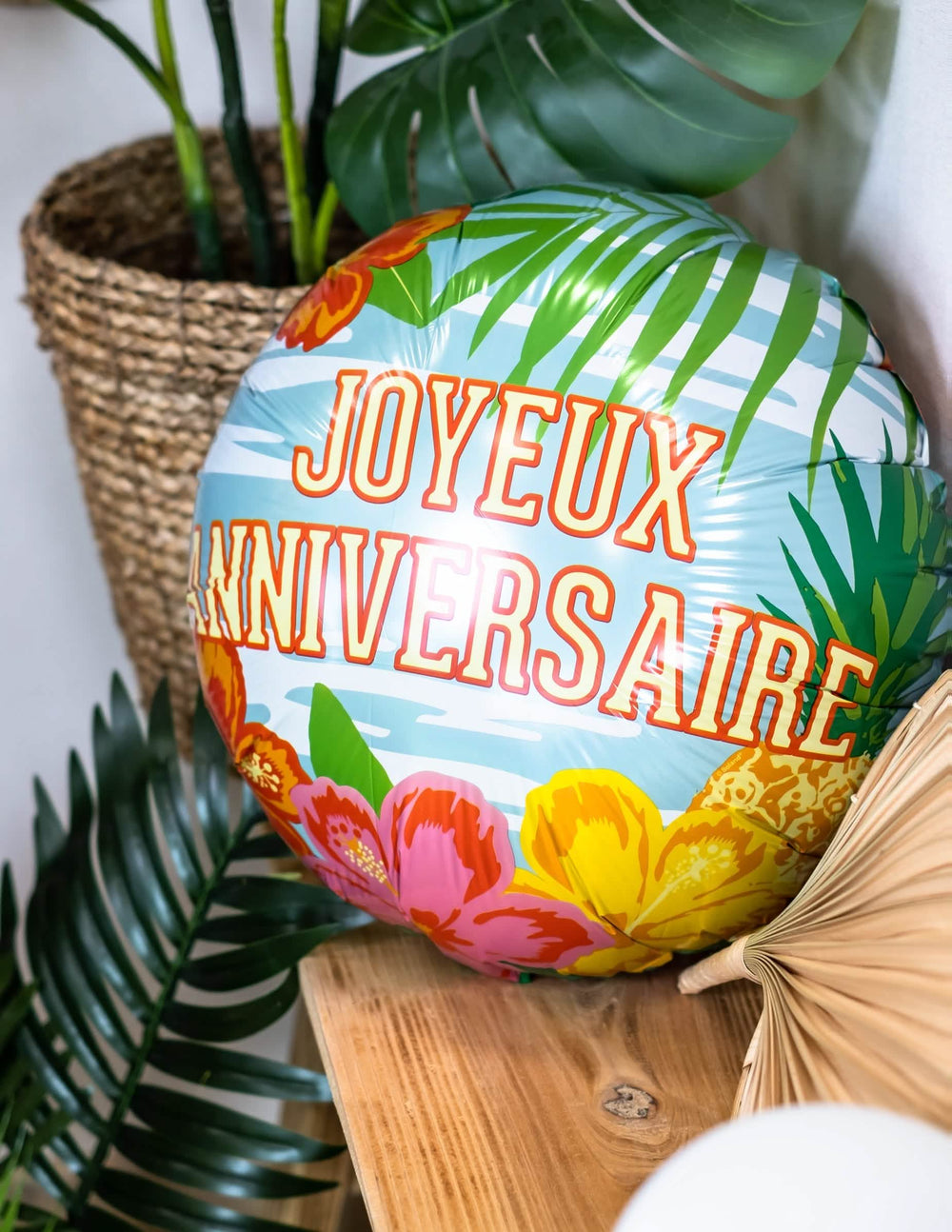 Prim-plan asupra motivelor tropicale ale balonului din aluminiu aniversare Happy Paradise