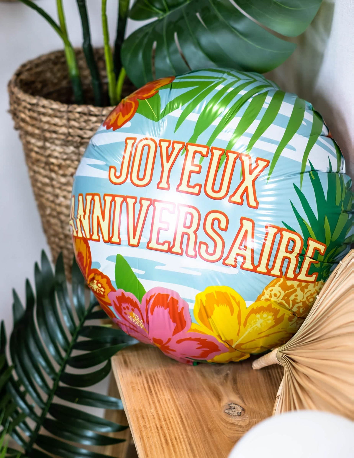 Prim-plan asupra motivelor tropicale ale balonului din aluminiu aniversare Happy Paradise