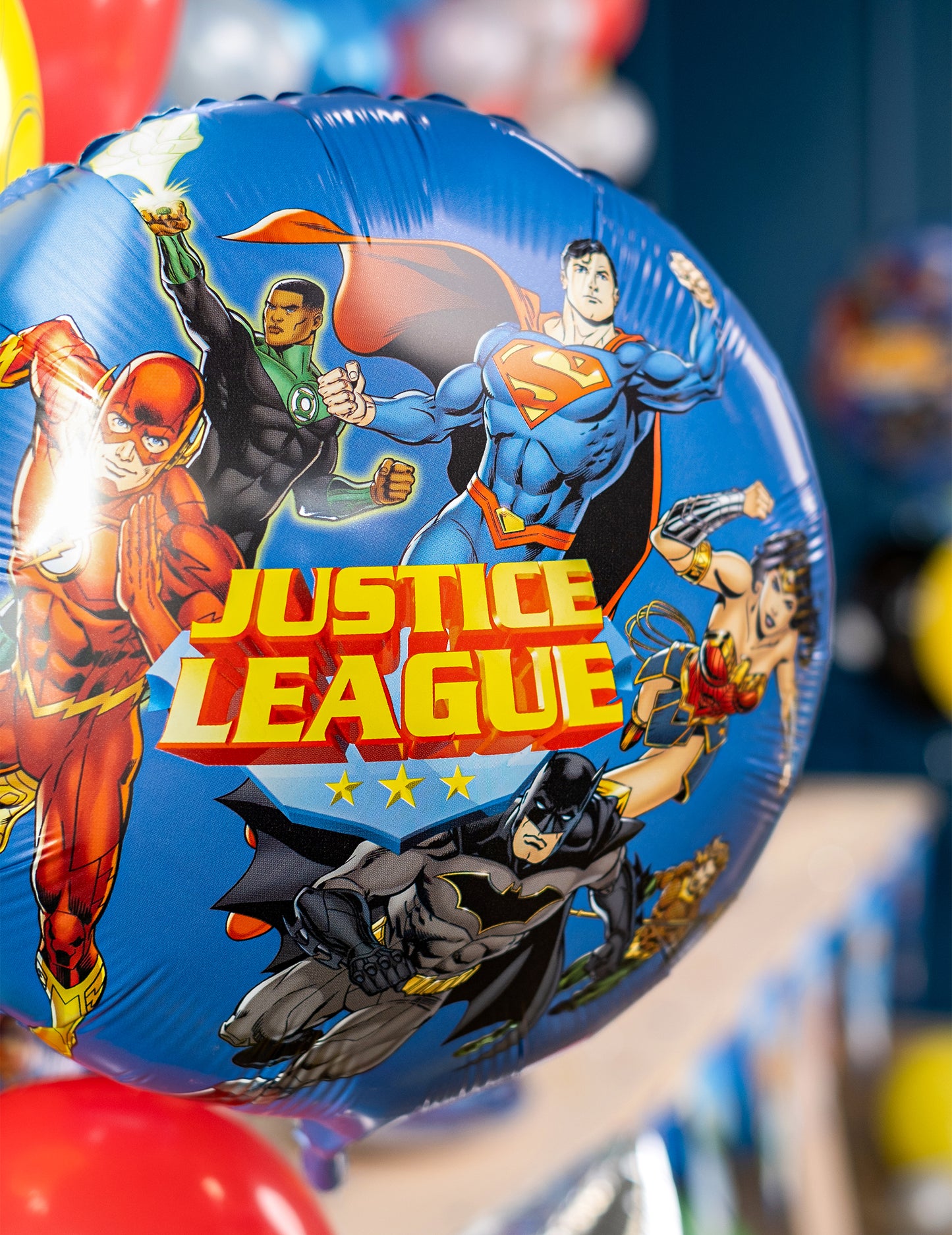 Détail du logo et des personnages du ballon aluminium Justice League