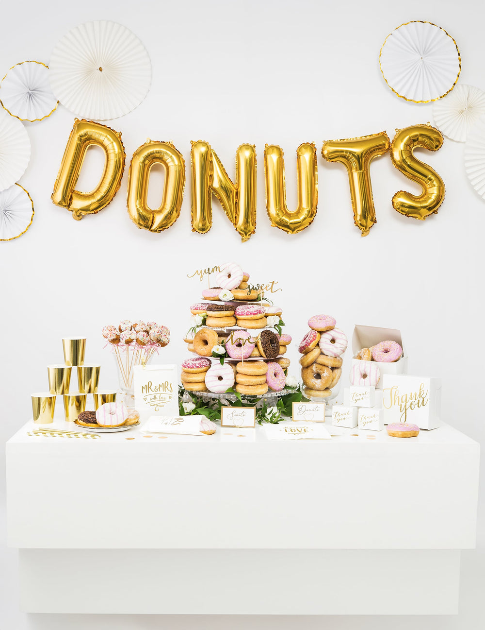 Décoration de candy bar avec le mot DONUTS composé du ballon aluminium lettre doré