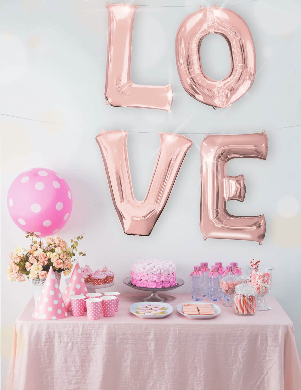 Punerea în scenă a cuvântului LOVE cu balonul din folie literă pentru petrecere
