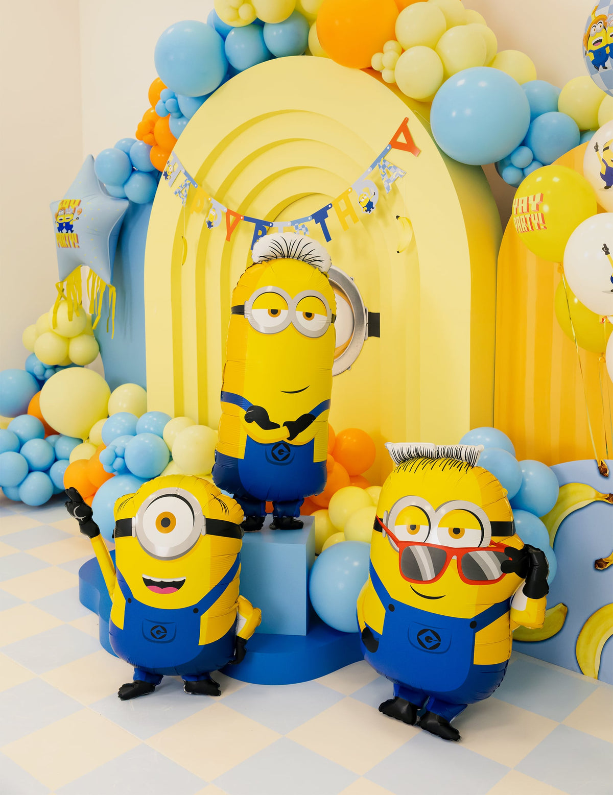 Mise en situation dans un décor de fête du ballon aluminium Mel Minions