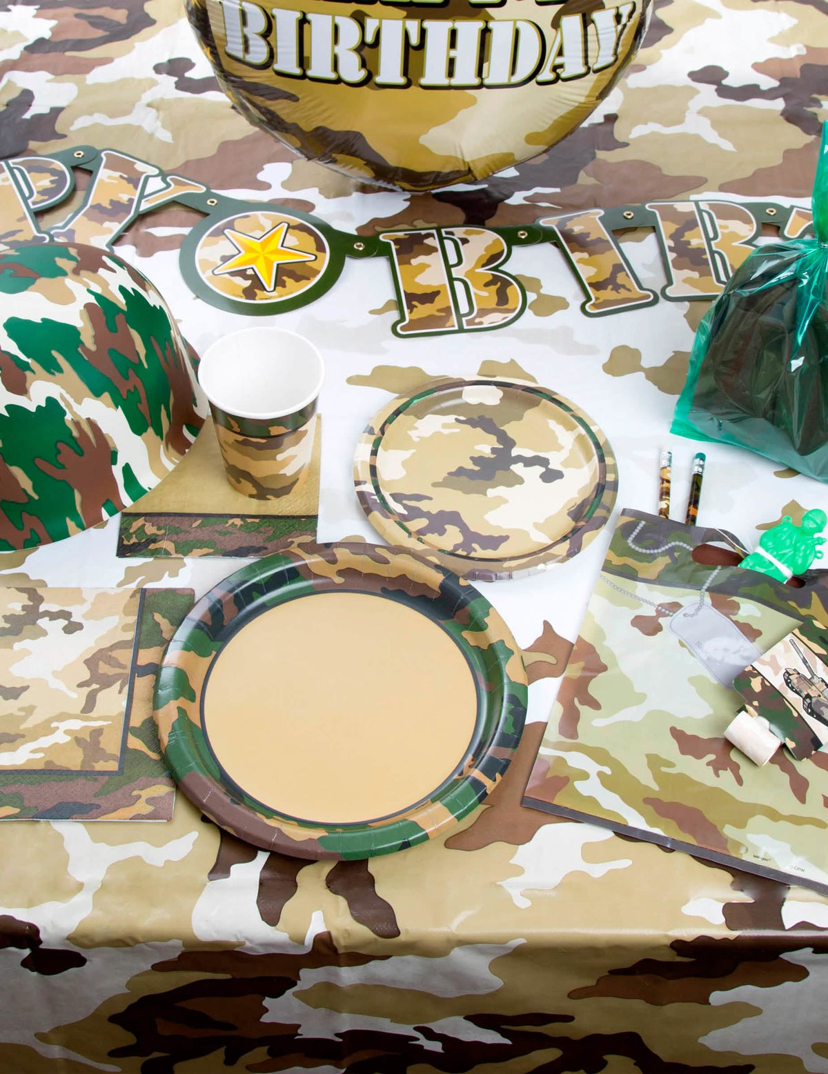 Decor cu decorațiuni de masă asortate cu balonul din aluminiu militar
