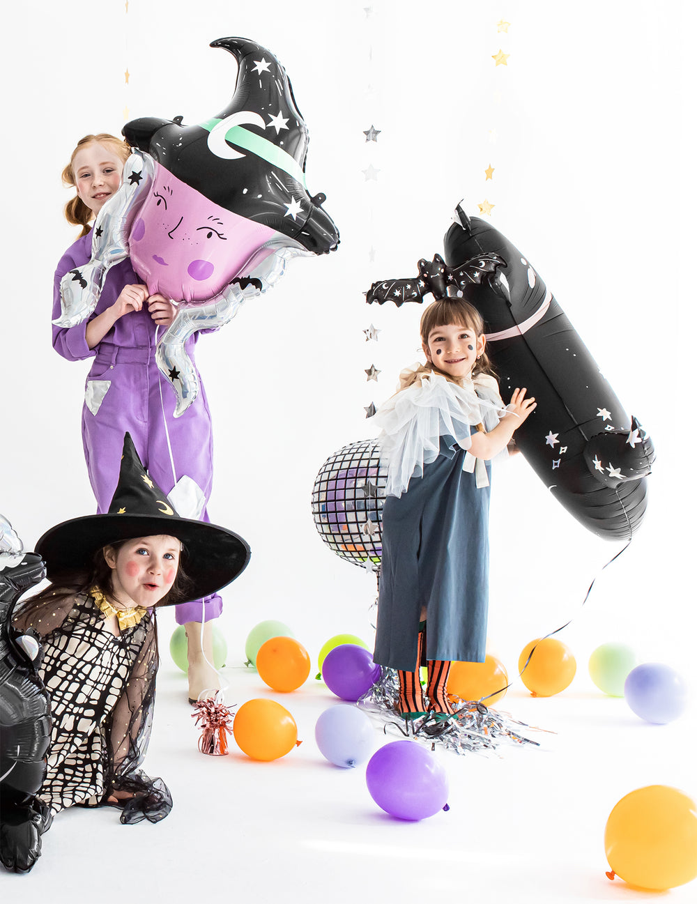 Mise en scène avec des enfants pour Halloween du ballon aluminium petite chauve-souris
