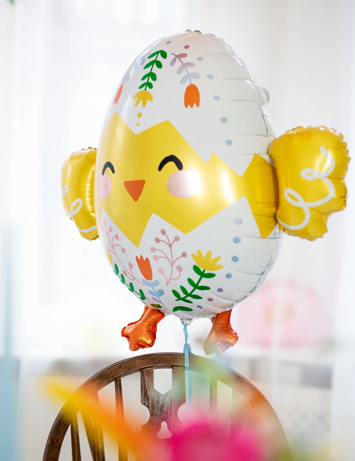 Vue d'ensemble du ballon aluminium Poussin avec ses ailes et ses petites pattes orange
