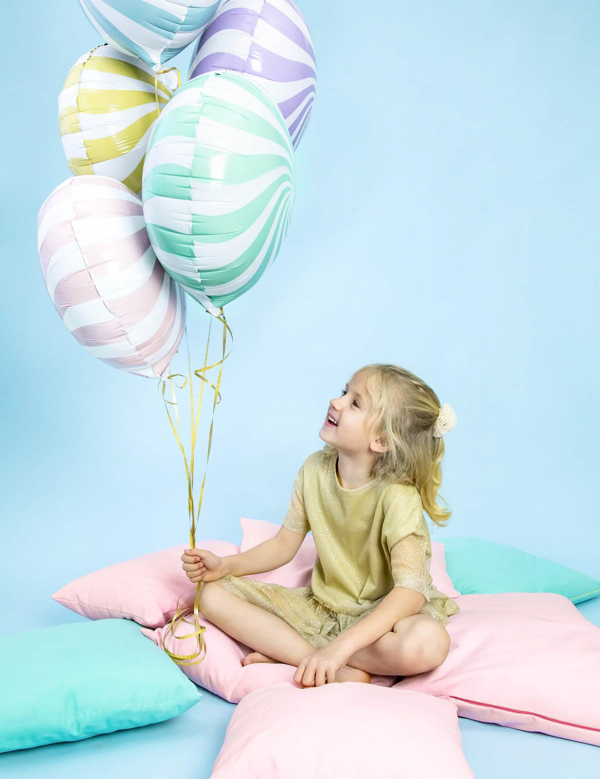 Enfant tenant le bouquet du ballon aluminium sucette pour fête turquoise et blanc
