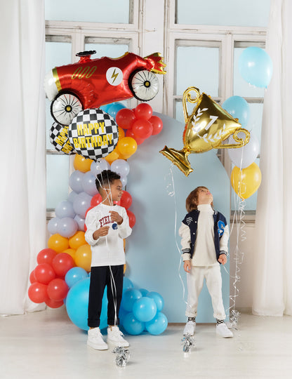 Mise en situation avec enfants du ballon aluminium voiture de course