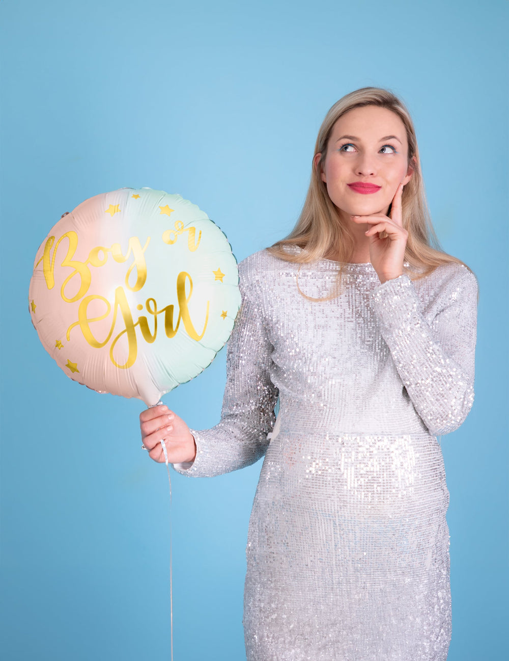 Mise en situation tenue en main du ballon en aluminium boy or girl pour gender reveal