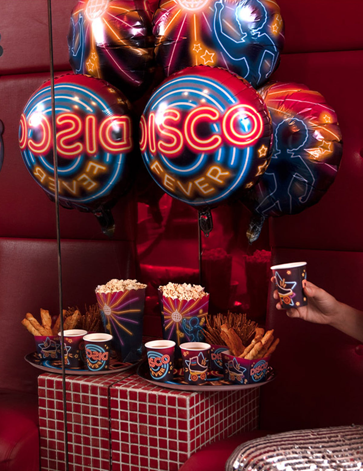 Mise en scène festive sur un buffet du ballon en aluminium Disco fever