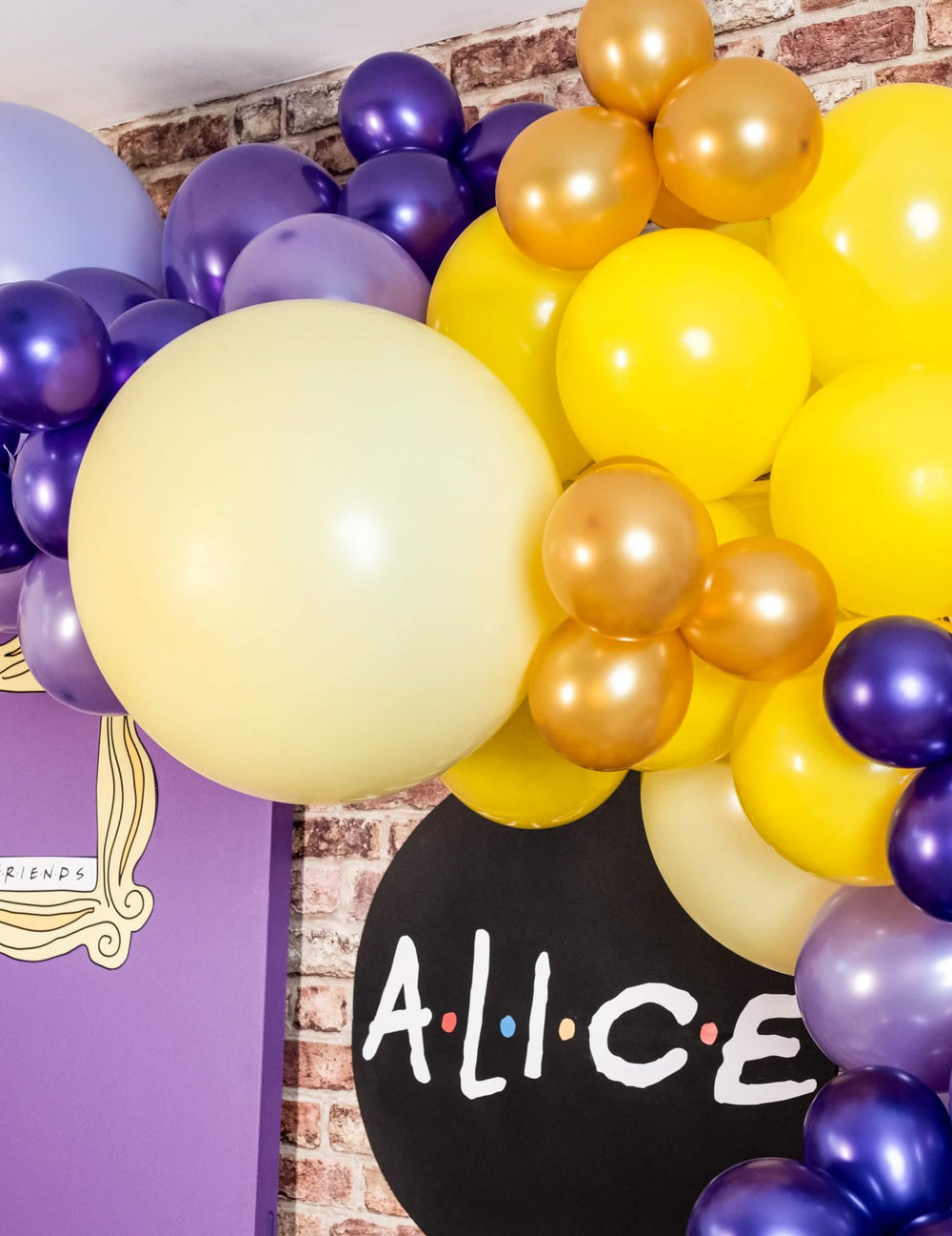 Detaliu al arcului de baloane din balonul din latex gigant galben