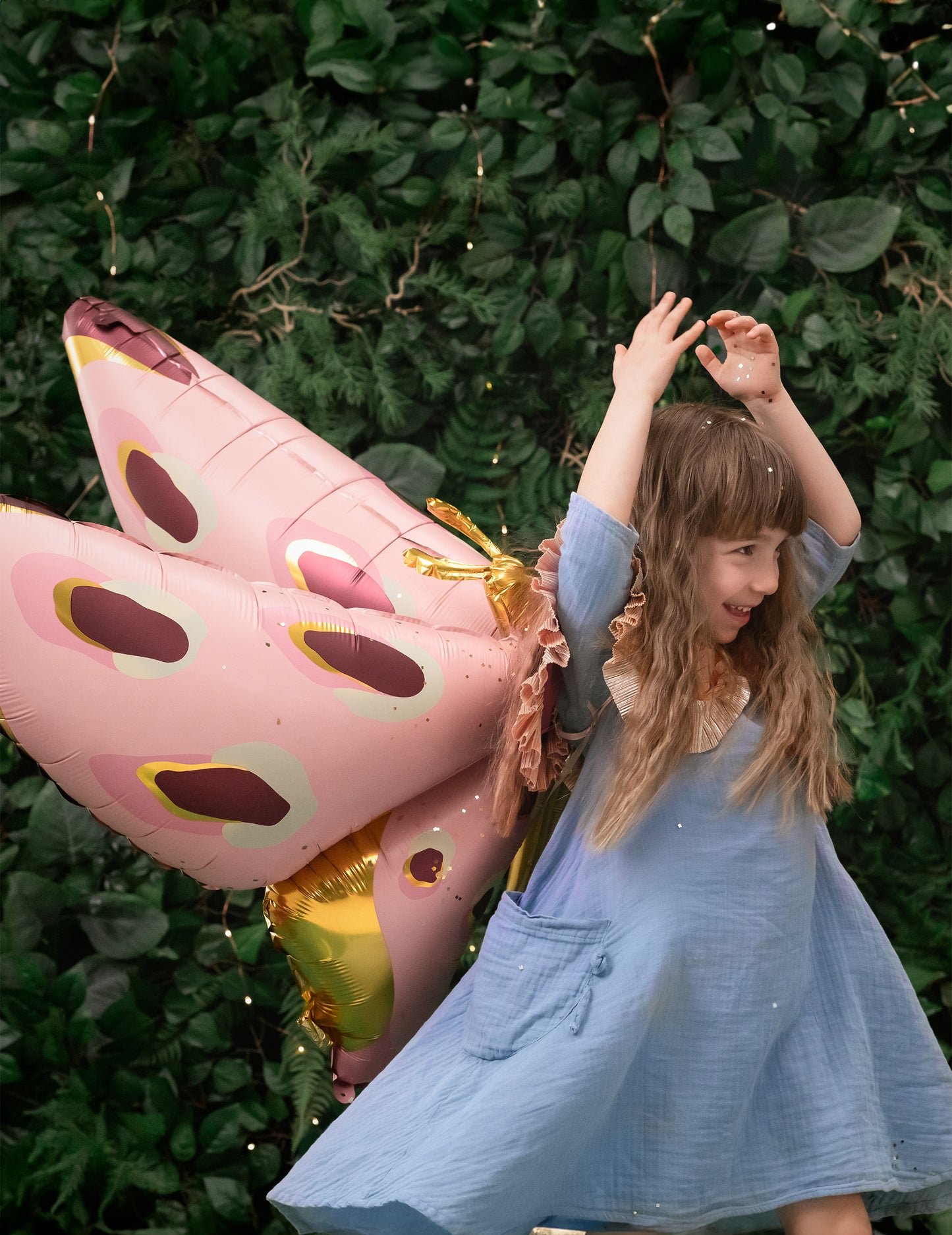 Minge gigantică din aluminiu în formă de fluture 120 x 87 cm roz și auriu