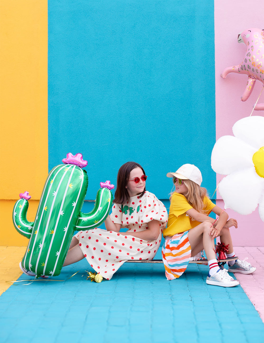 Mise en scène avec enfants et skateboard du ballon cactus en fleurs