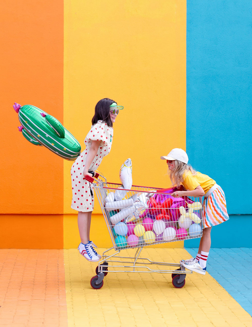 Mise en scène avec deux enfants et un caddie du ballon cactus en fleurs