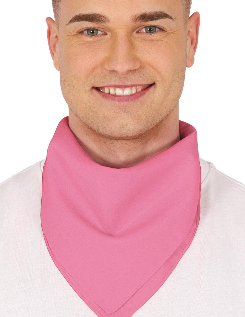 Gros plan sur le port au cou du bandana uni rose