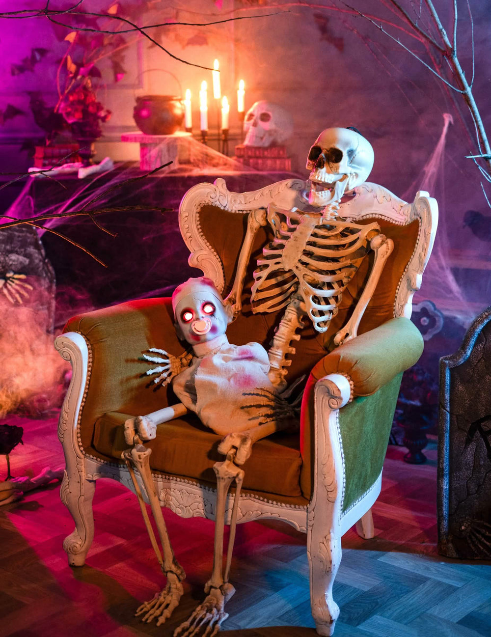Scenă cu zombi bebeluș însângerat pentru halloween ținut de un schelet
