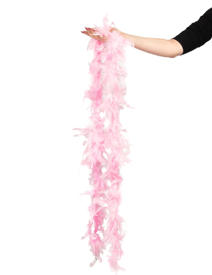 Détail du volume et de la texture du boa en plumes pour femme