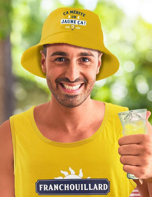Vue de face du bob ça mérite un jaune ça pour adulte