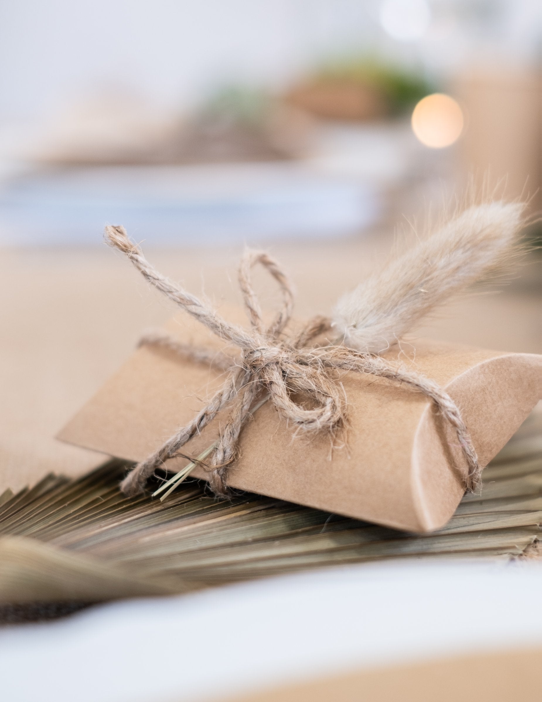 Detaliu al nodului pe o cutie cadou cu floare uscată din sfoară pentru decorare naturală