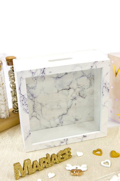 Vue de trois-quarts de la boîte à messages en bois effet marbre pour mariage blanc