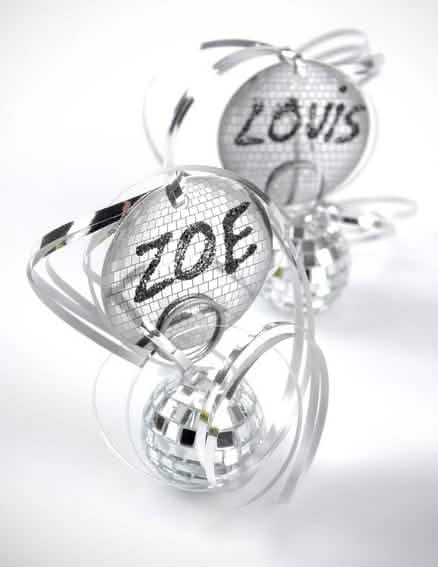 Mise en situation avec porte-noms et boules à facettes du bolduc brillant pour décoration de fête argent