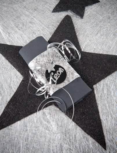 Mise en situation sur une serviette du bolduc brillant pour décoration de fête