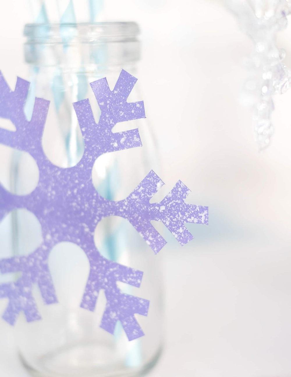 Détail de l'effet de neige sur un flocon du bombe spray neige Noël