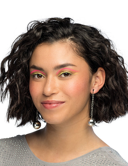 Gros plan des boucles d'oreilles boules disco pour femme