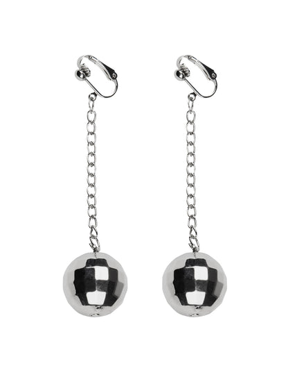 Détail du système d'attache par clips des boucles d'oreilles boules disco