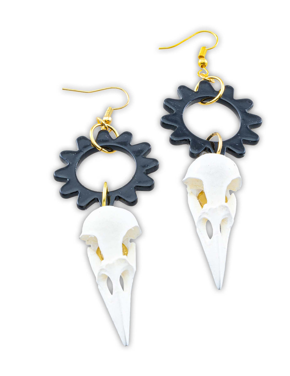 Détail des boucles d'oreilles crâne de corbeau