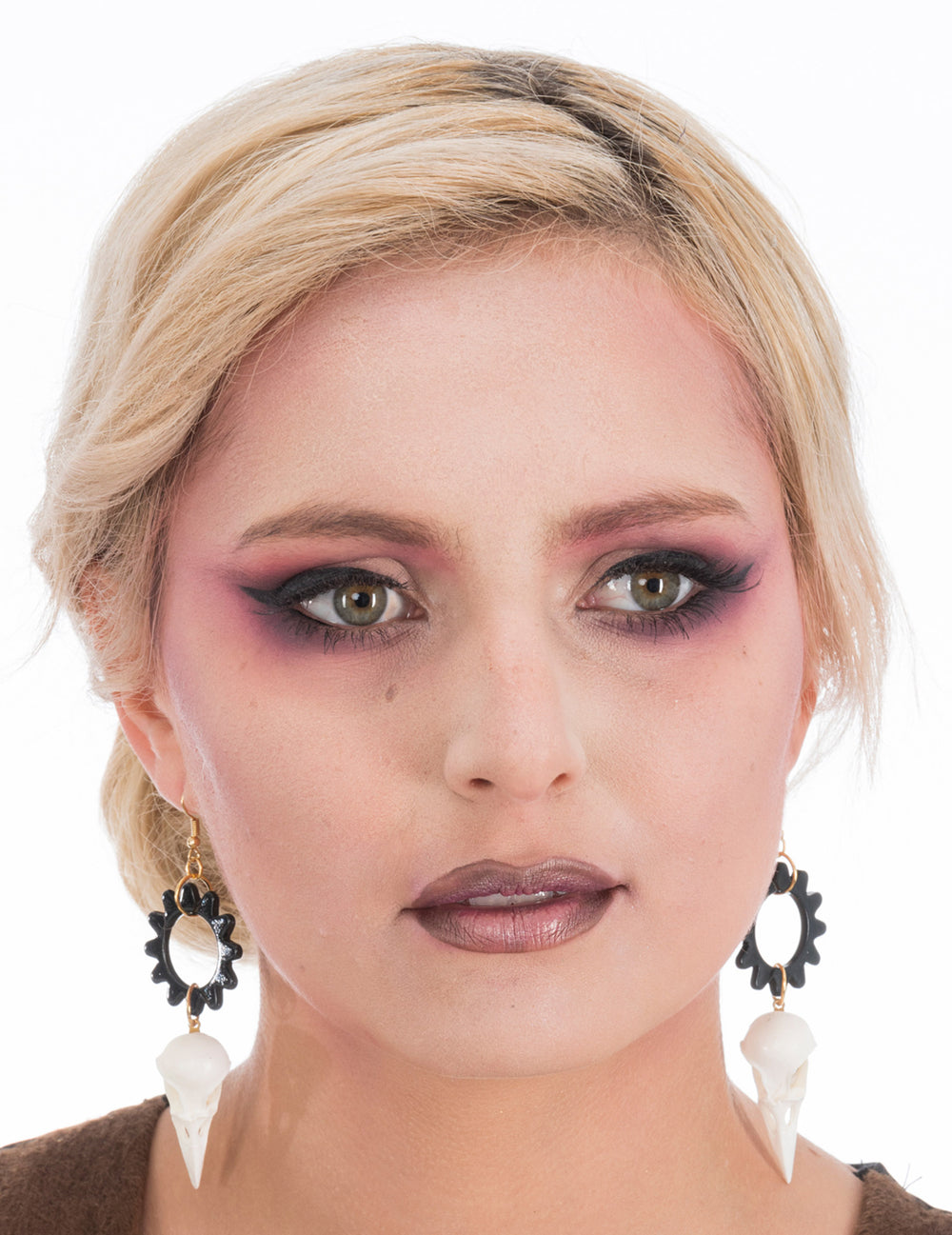 Boucles d'oreilles crâne de corbeau pour femme blanches avec engrenage noir