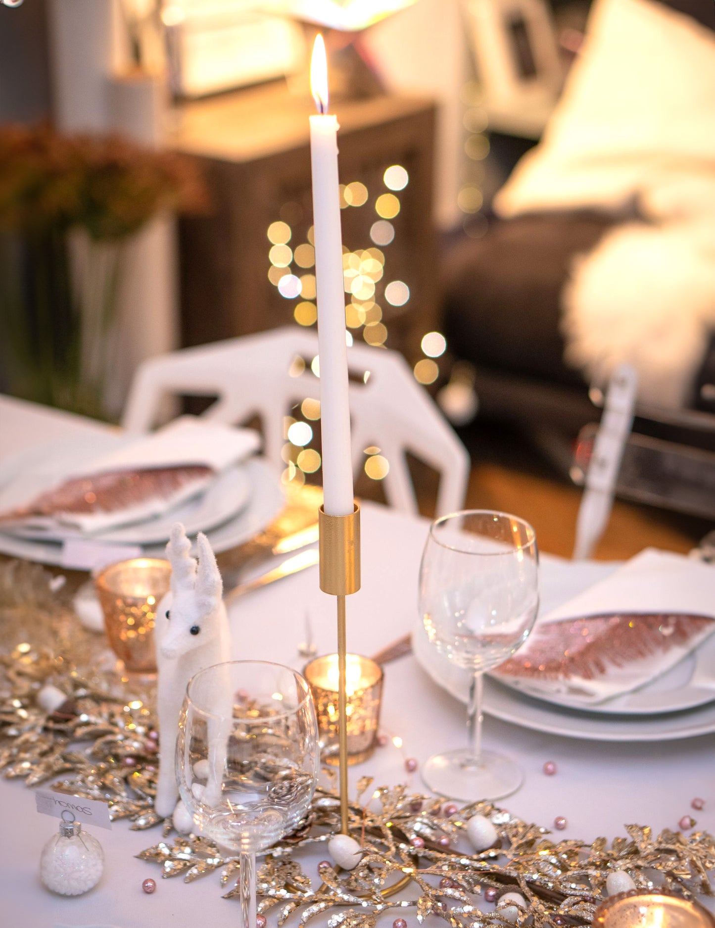 Mise en situation sur une table festive du bougeoir design sur pied pour table métal doré