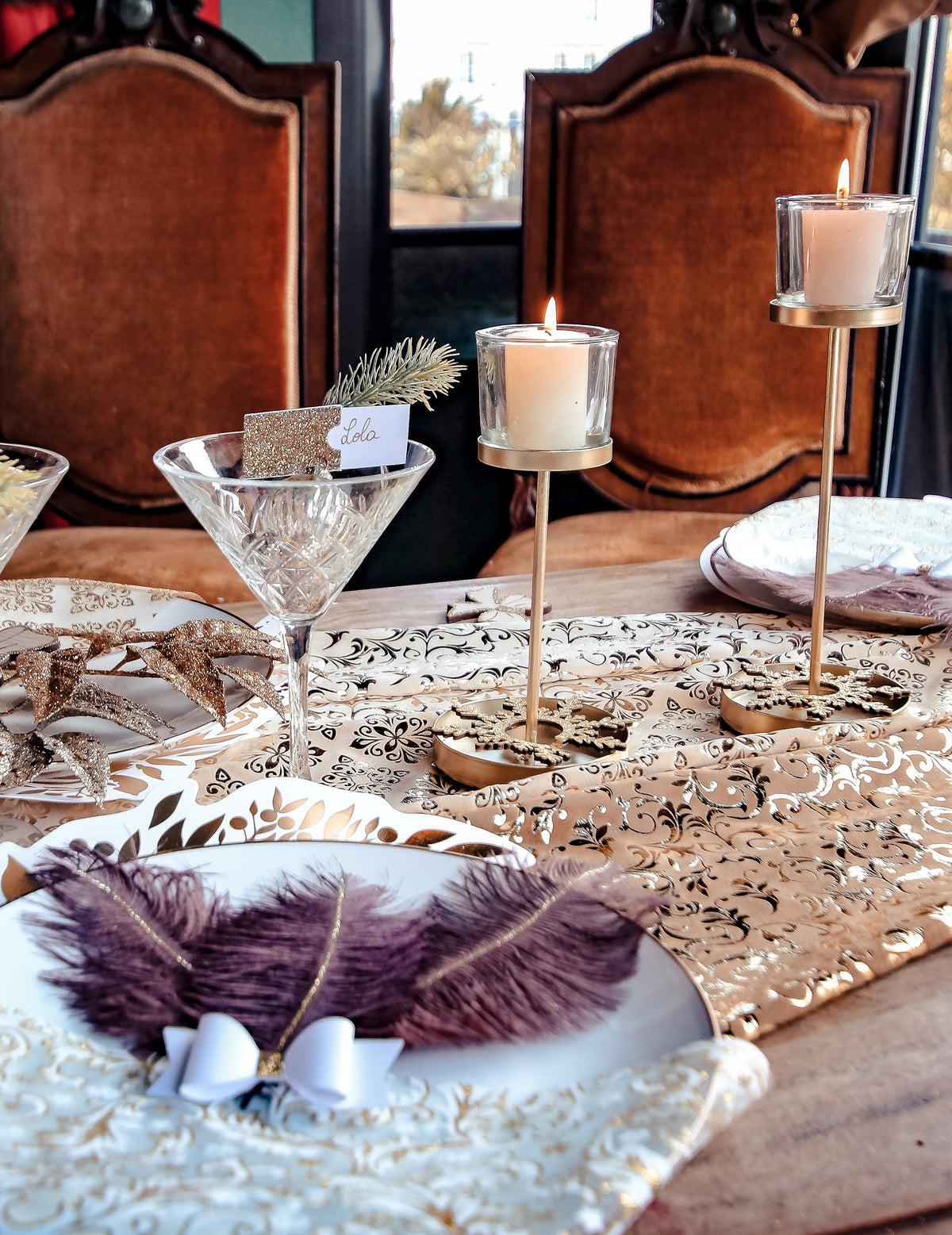 Mise en scène sur une table dressée du bougeoir sur pied mariage et noël
