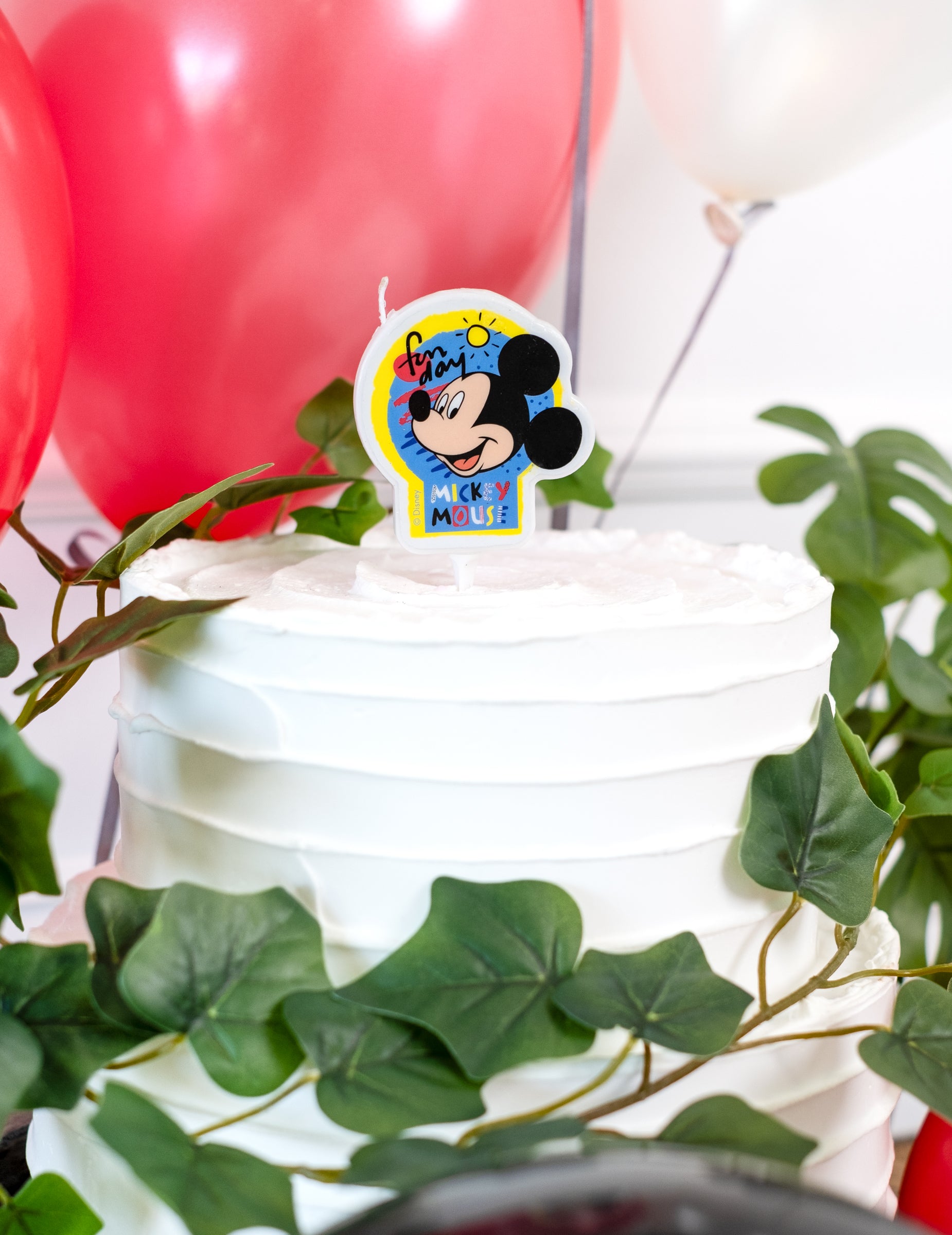 Mise en situation sur un gâteau de la bougie d'anniversaire Mickey
