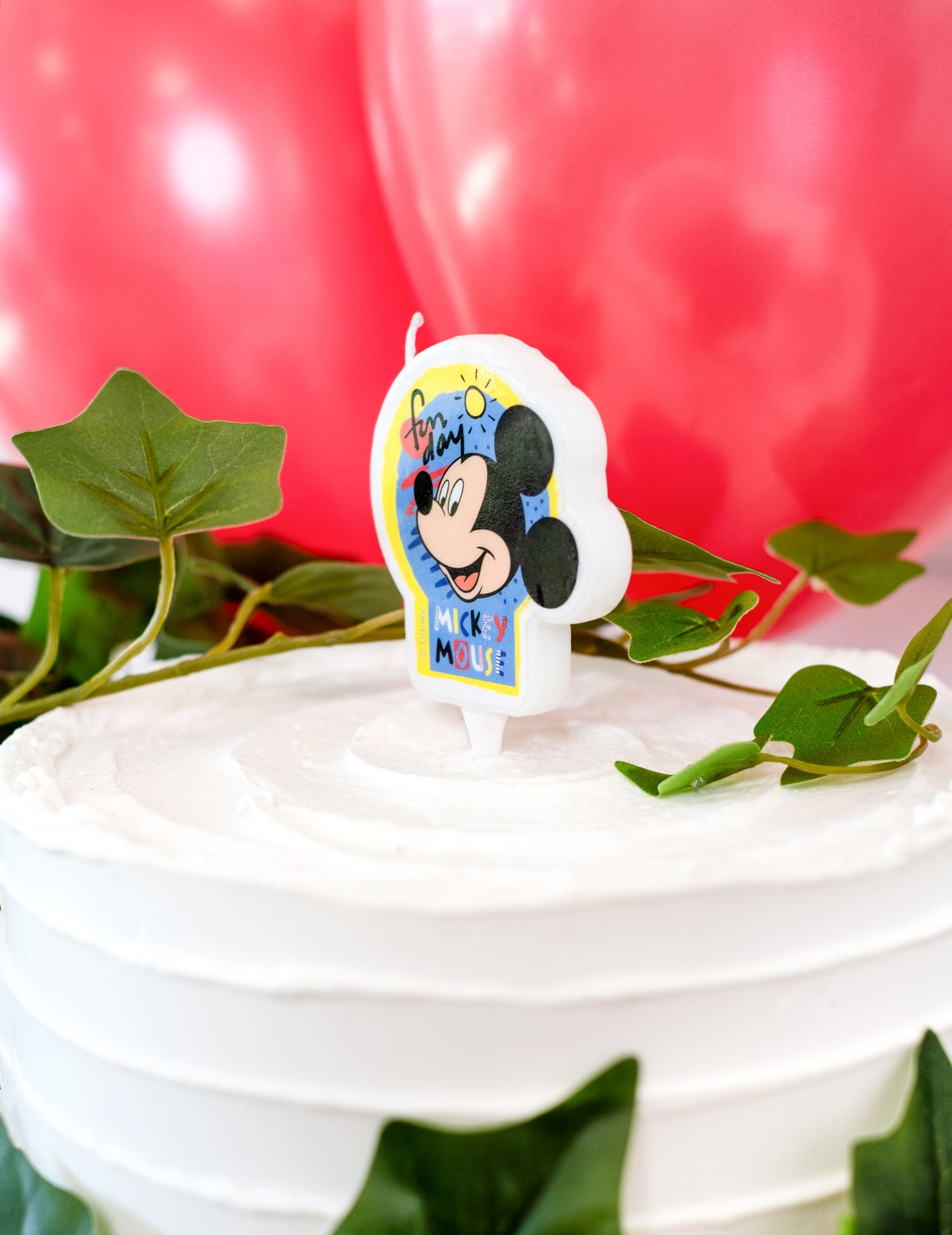 Vue rapprochée sur un gâteau de la bougie d'anniversaire Mickey