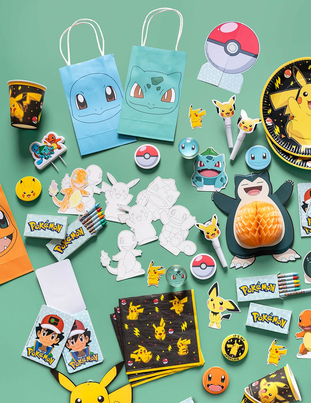 Mise en situation parmi d'autres articles de fête de la bougie anniversaire Pokémon