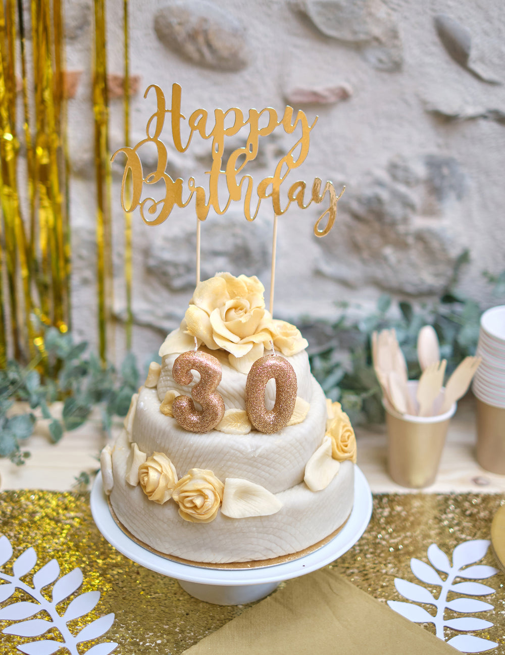 Mise en scène sur un gâteau de la bougie chiffre 0 pour anniversaire doré à paillettes