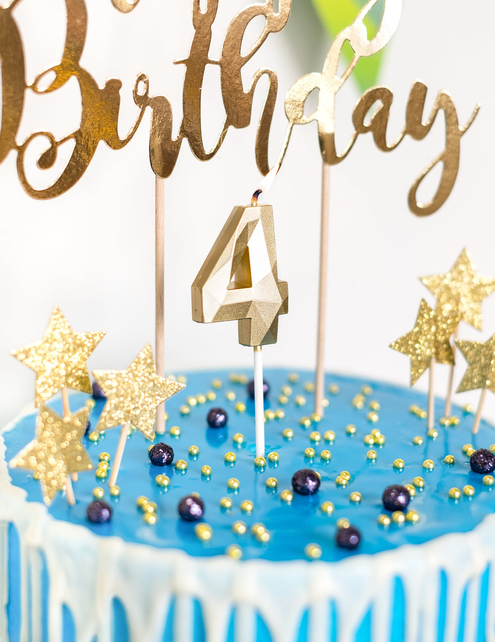 Détail du chiffre 4 de la bougie chiffre effet diamant pour anniversaire