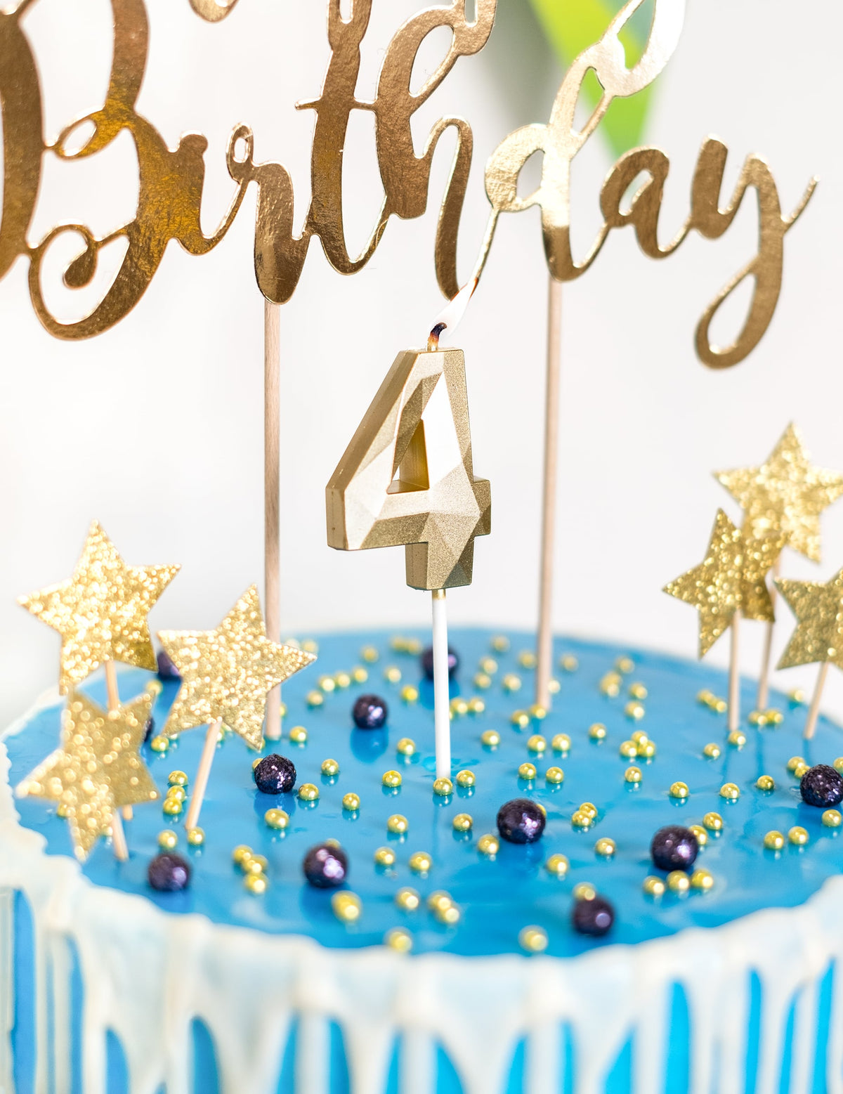 Détail du chiffre 4 de la bougie chiffre effet diamant pour anniversaire