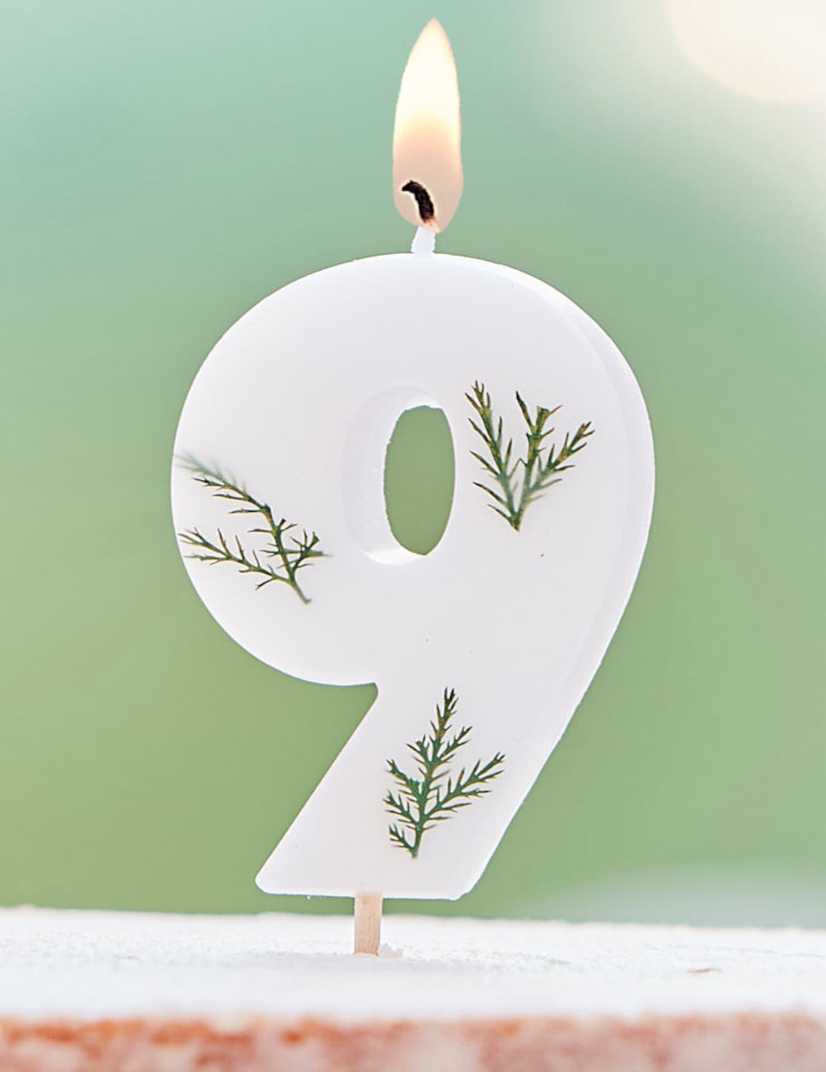 Bougie chiffre 9 feuilles naturelles pour anniversaire blanche avec motifs verts