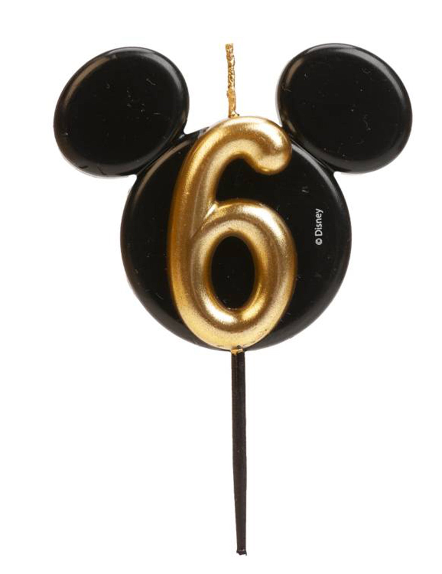 Gros plan sur le chiffre 6 doré de la bougie chiffre Mickey Mouse