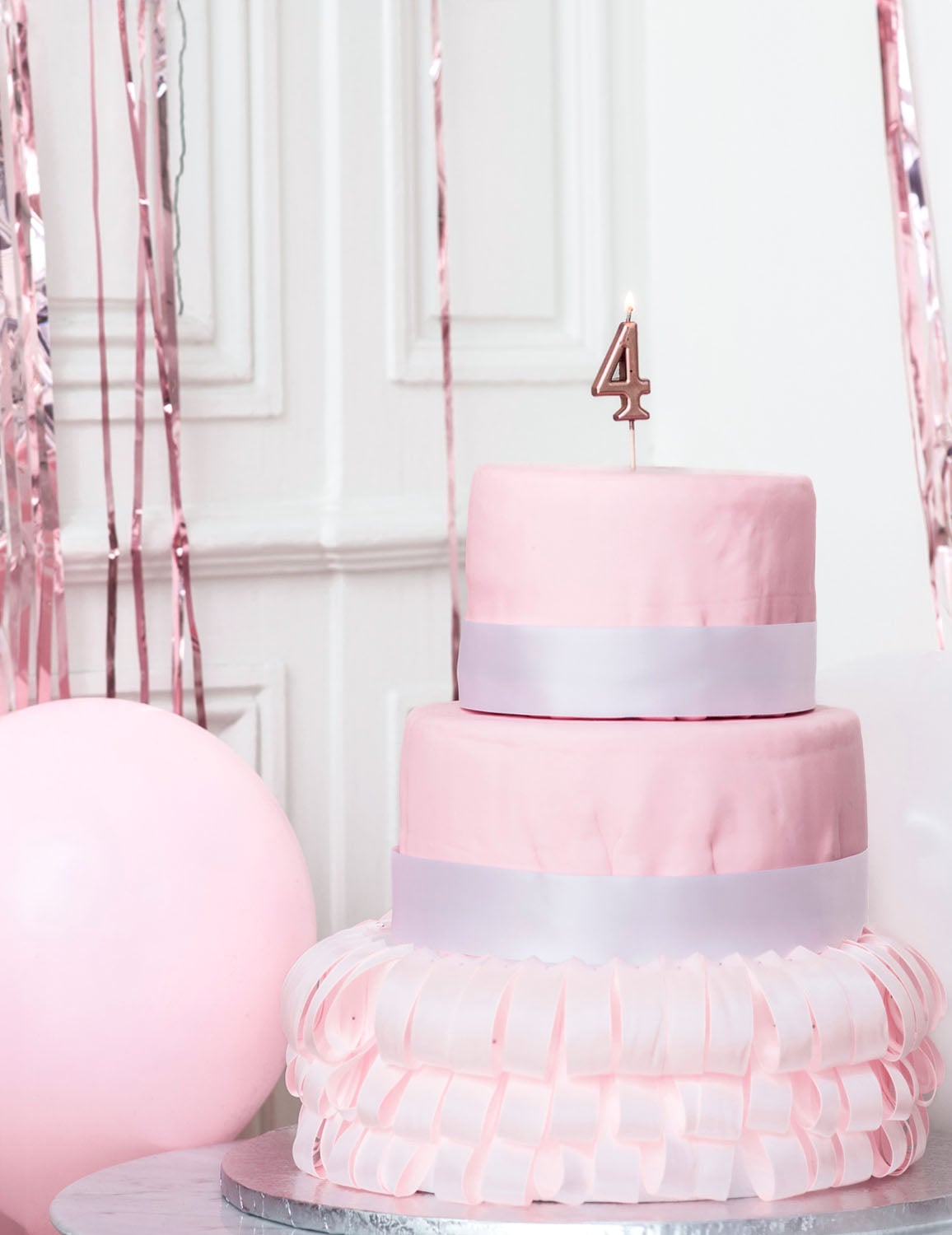 Mise en situation sur un gâteau de la bougie d'anniversaire chiffre 4