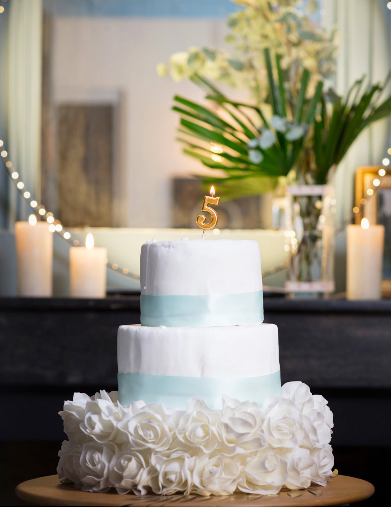Mise en situation sur un gâteau de la bougie d'anniversaire chiffre 5 doré métallisé sur pique