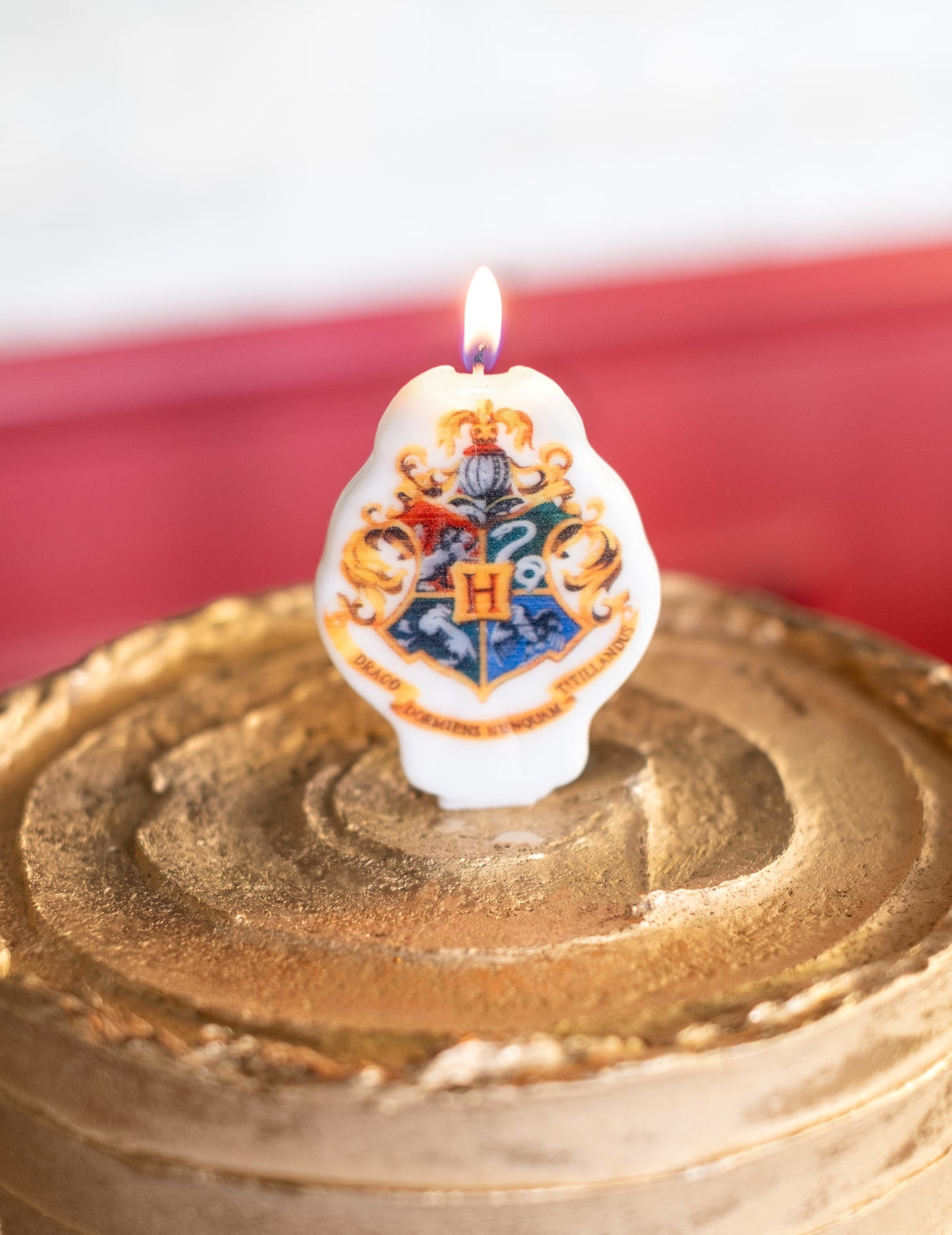 Gros plan de la bougie d'anniversaire Harry Potter allumée