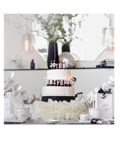 Mise en situation sur un gâteau des bougies joyeux anniversaire pour fête argenté métallisé avec pics