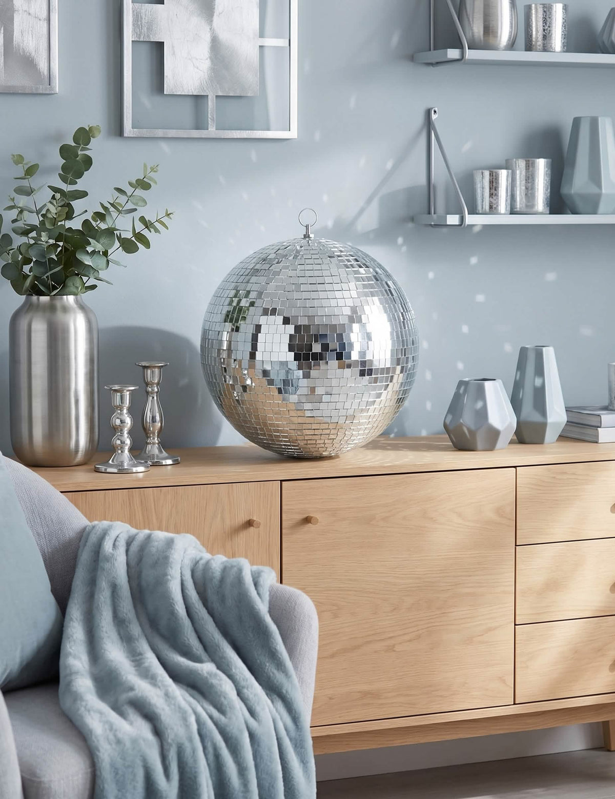 Amenajare într-un salon cu sferă disco cu oglinzi pentru decorațiune argintie