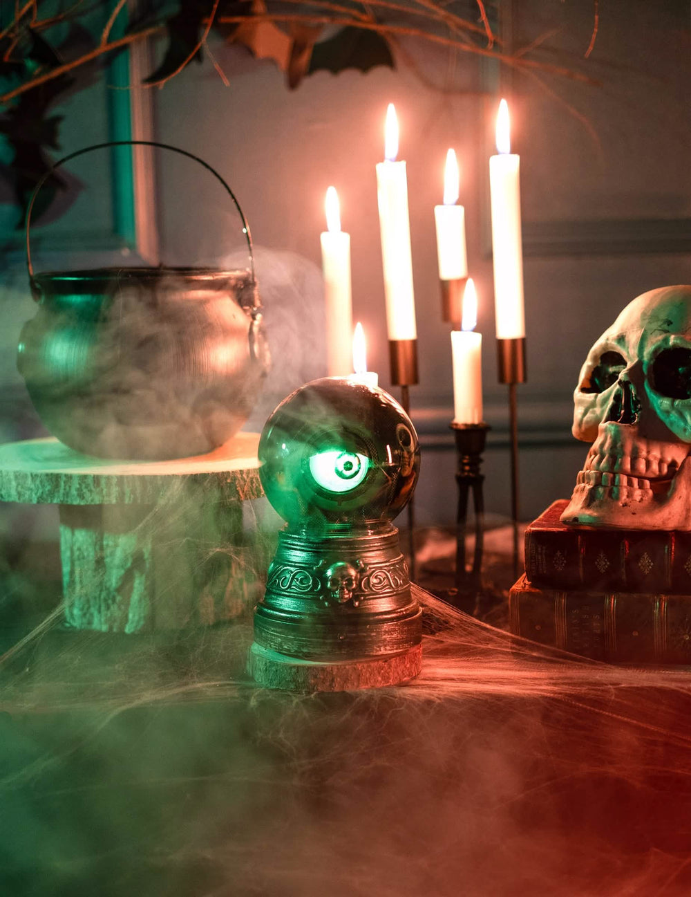 Punere în scenă într-o atmosferă de halloween a globului de cristal ochi animat