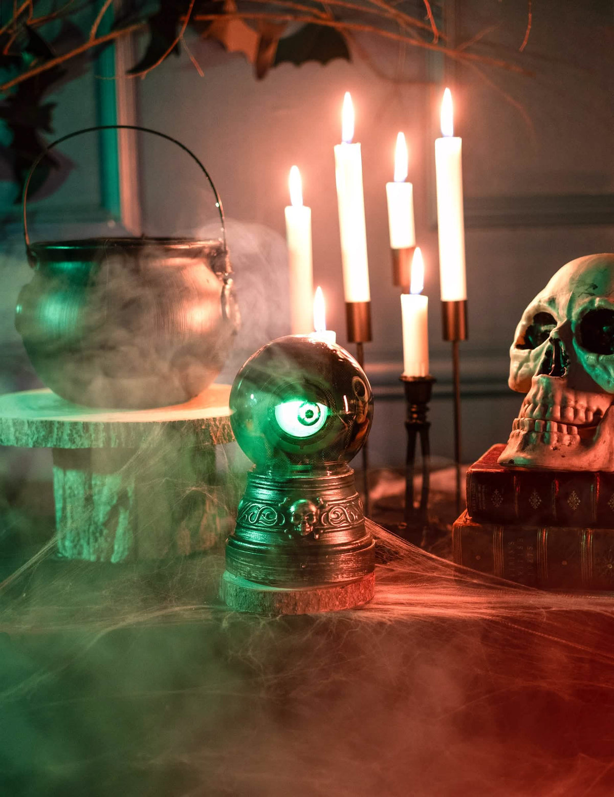 Punere în scenă într-o atmosferă de halloween a globului de cristal ochi animat