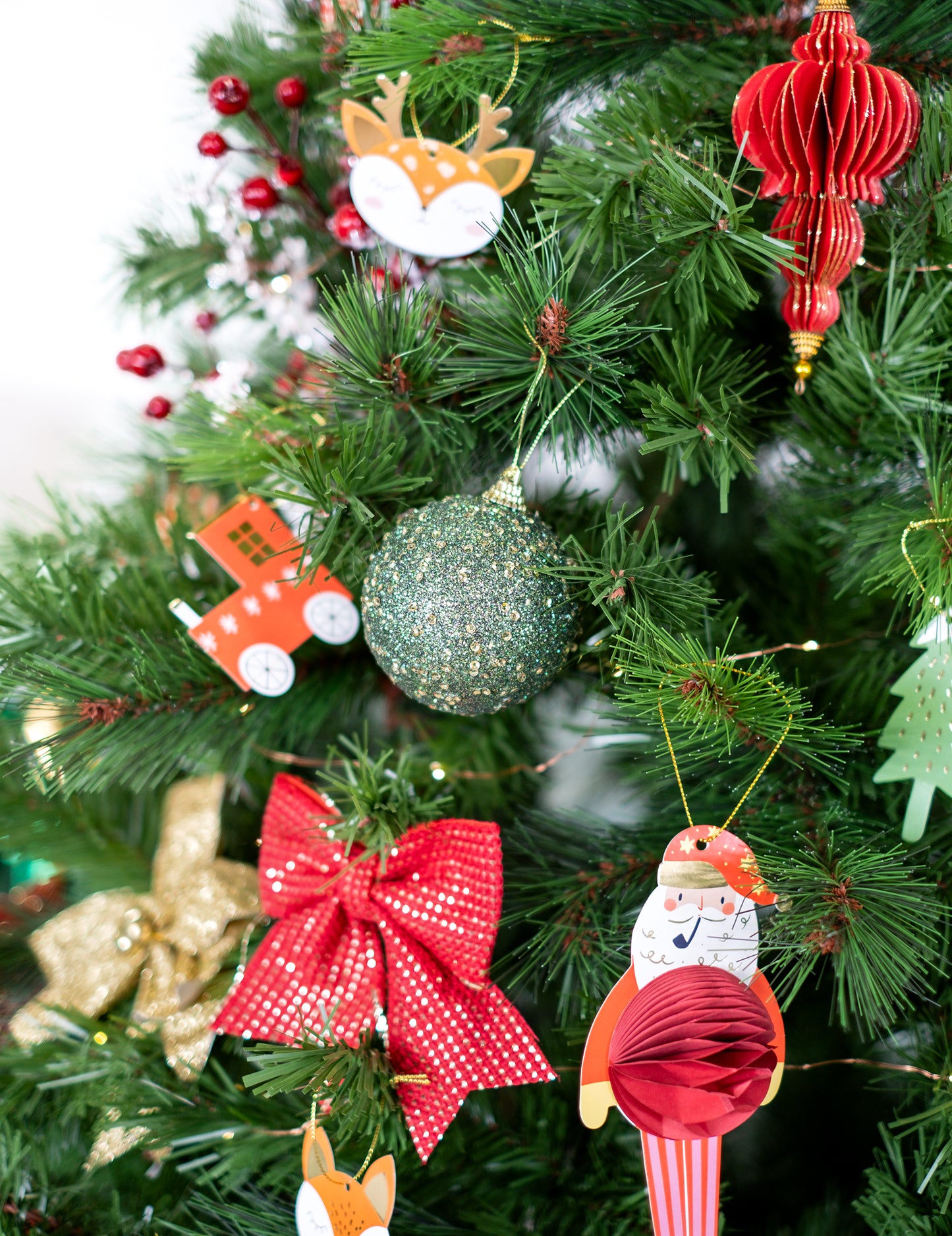 Glob de Crăciun verde cu sclipici auriu 8 cm pentru brad