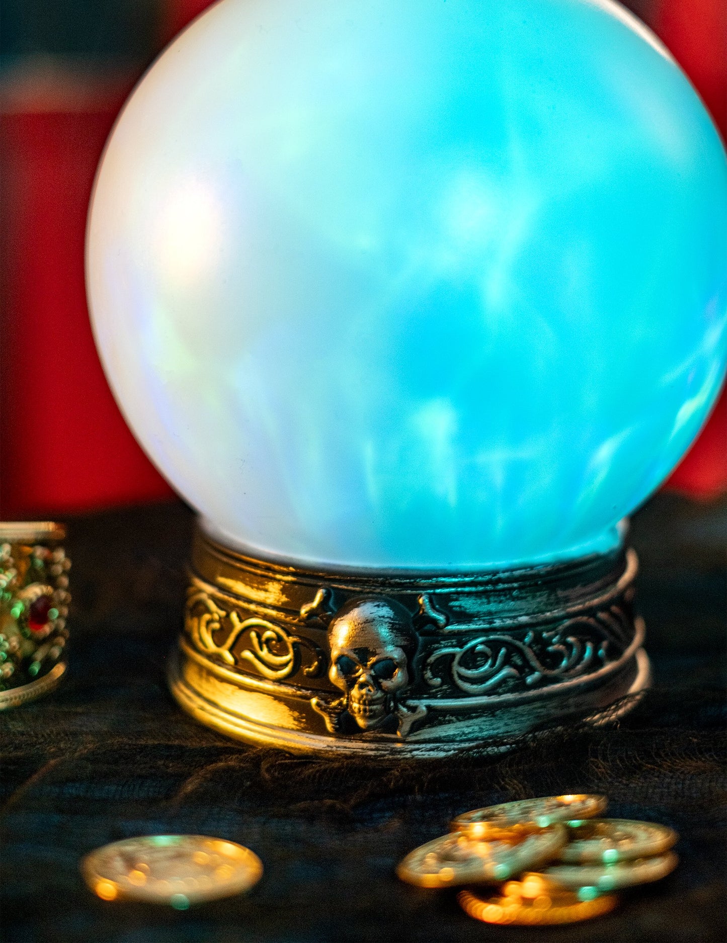 Gros plan sur le socle avec tête de mort de la Boule lumineuse et sonore Halloween