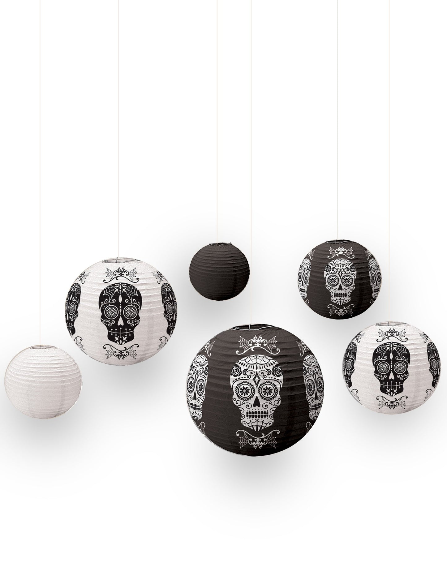 Craniile de Halloween atârnând